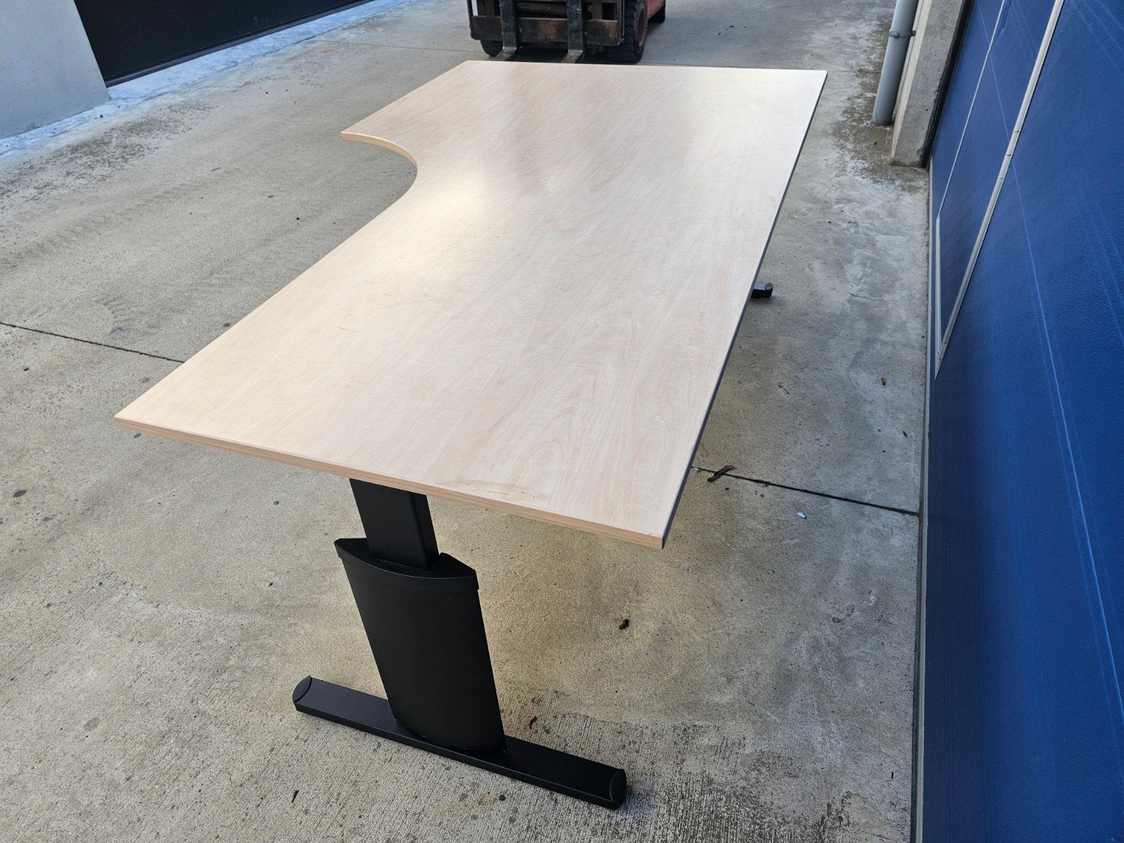 Bureau en L, en parfait état, réglable en hauteur, Comme neuf, Enlèvement, Brun, Industriel
