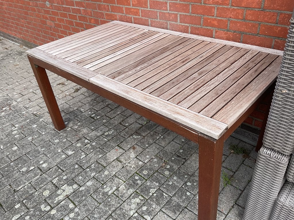 Tuintafel1m60 uitschuifbaar tot 2m00 door metalen armaturen., Tuin en Terras, Ophalen