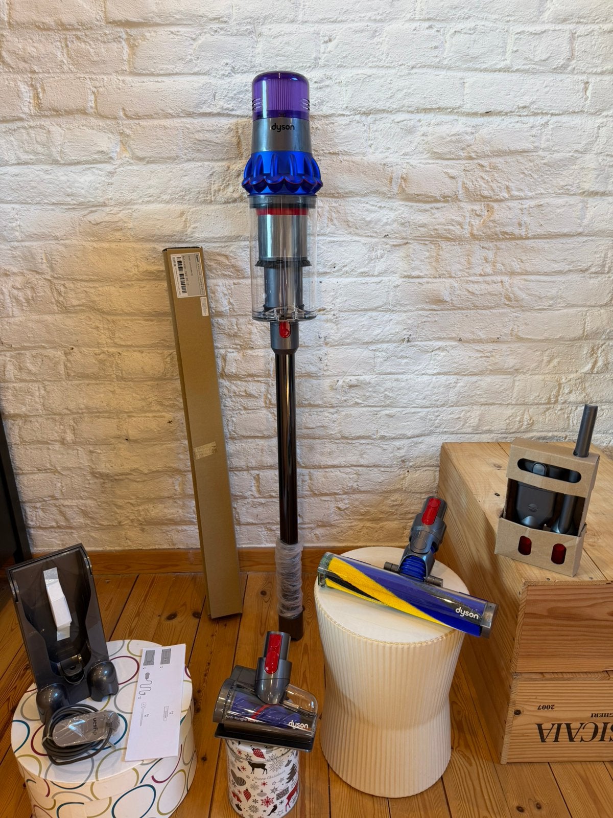 Dyson V15 Fluffy avec brosse laser Led comme neufs, Electroménager, Aspirateurs, Enlèvement ou Envoi, Réservoir, Aspirateur balai