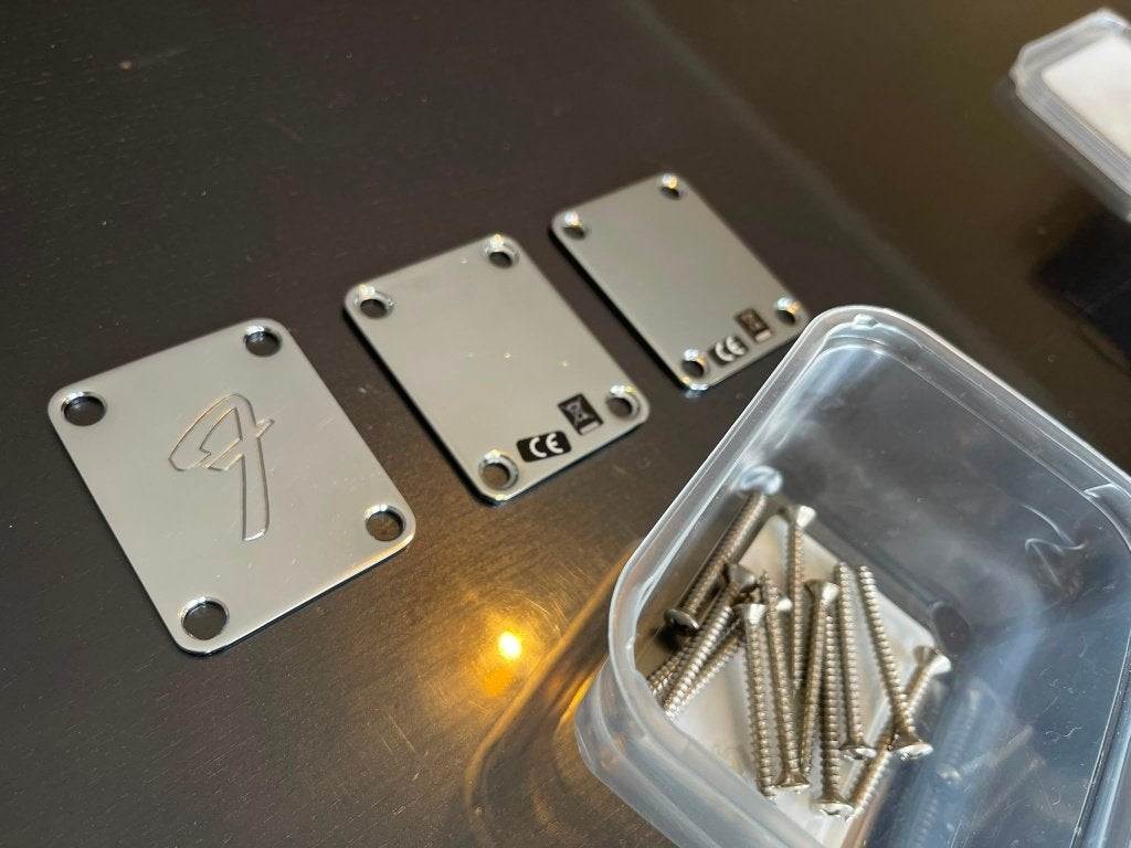 FENDER neckplaat met schroeven, Muziek en Instrumenten, Ophalen of Verzenden, Zo goed als nieuw