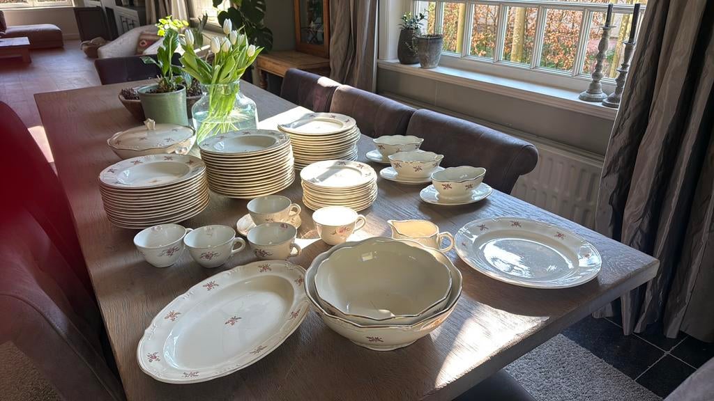 Servies met roosjes en vergulde blaadjes Boch La Louvière, Antiek en Kunst, Ophalen