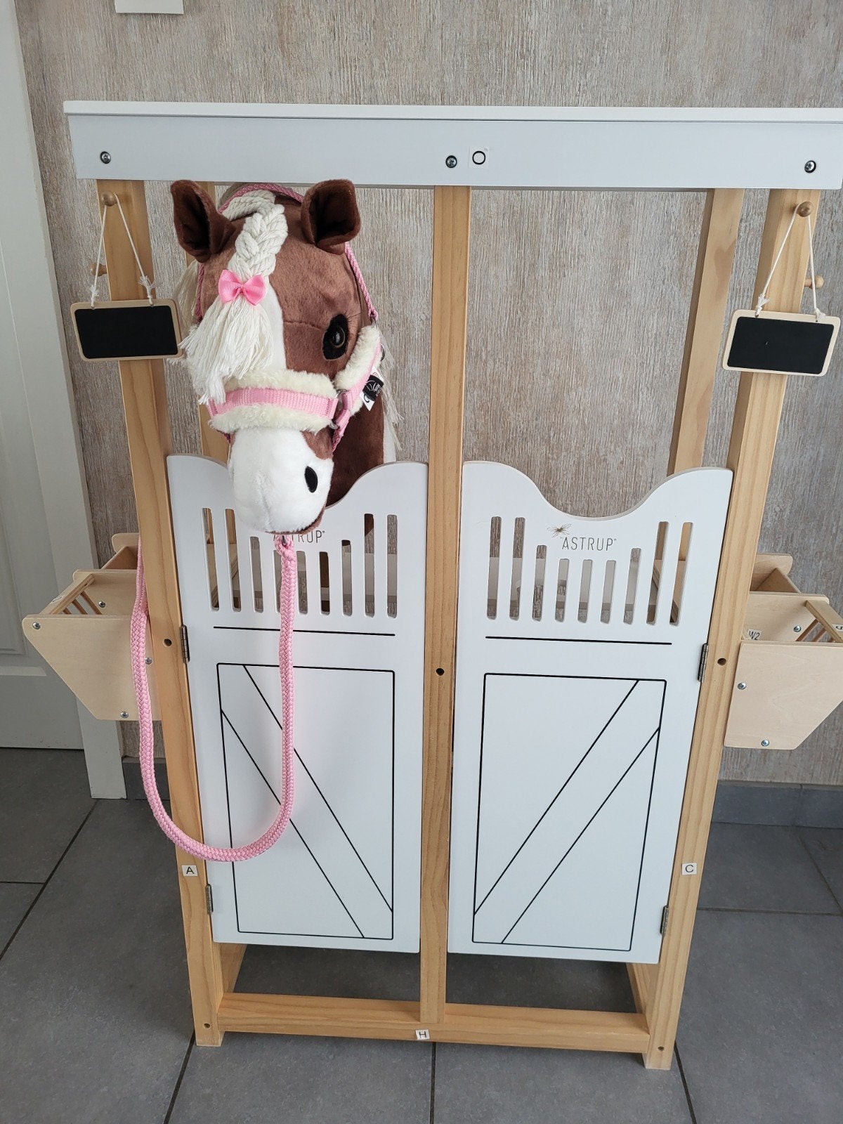 Hobby-horse stal en paarden, Ophalen