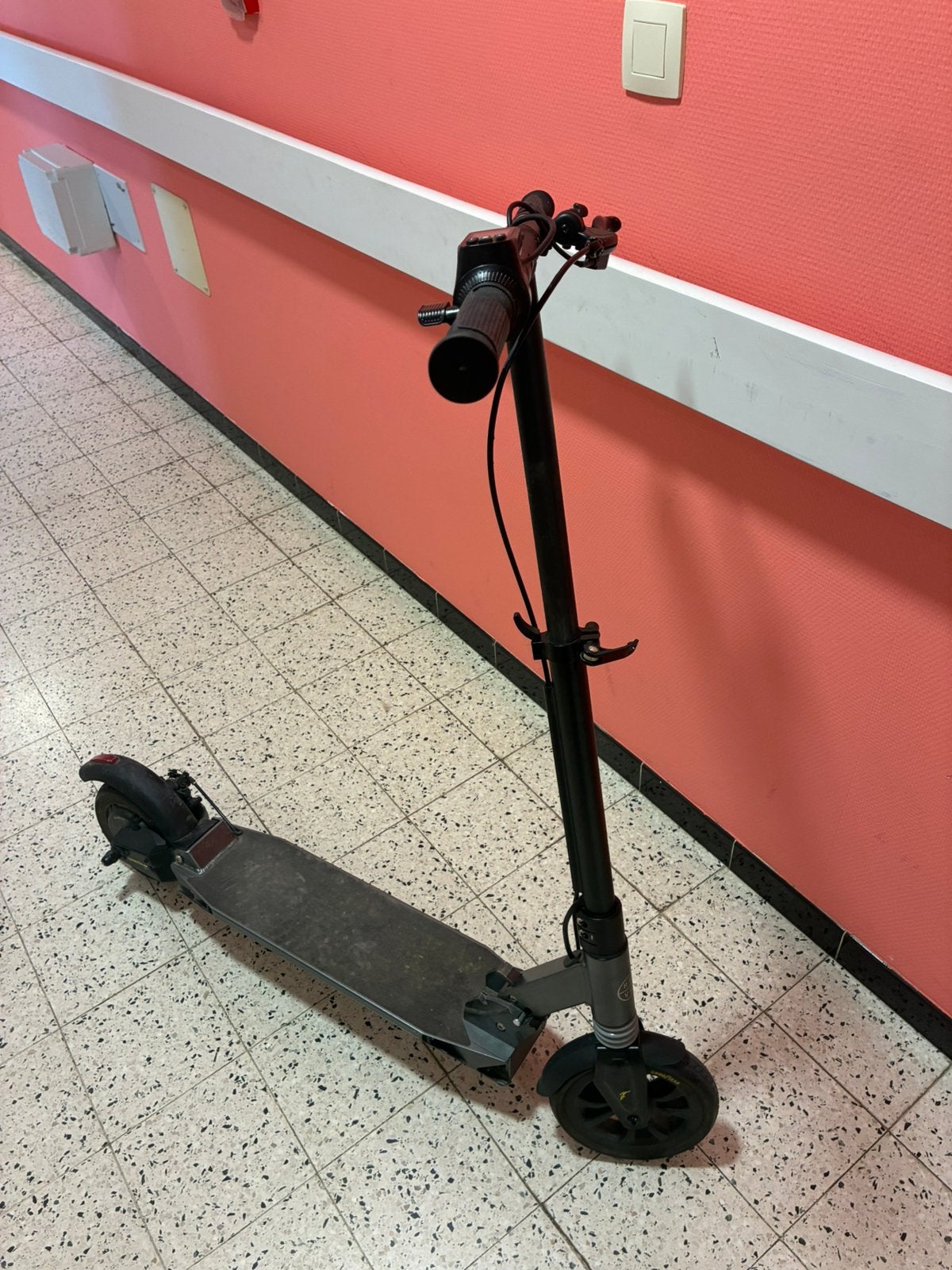 TROTTINETTE ÉLECTRIQUE E-VO DÉCATHLON (6 MOIS), Vélos & Vélomoteurs, Enlèvement, Comme neuf