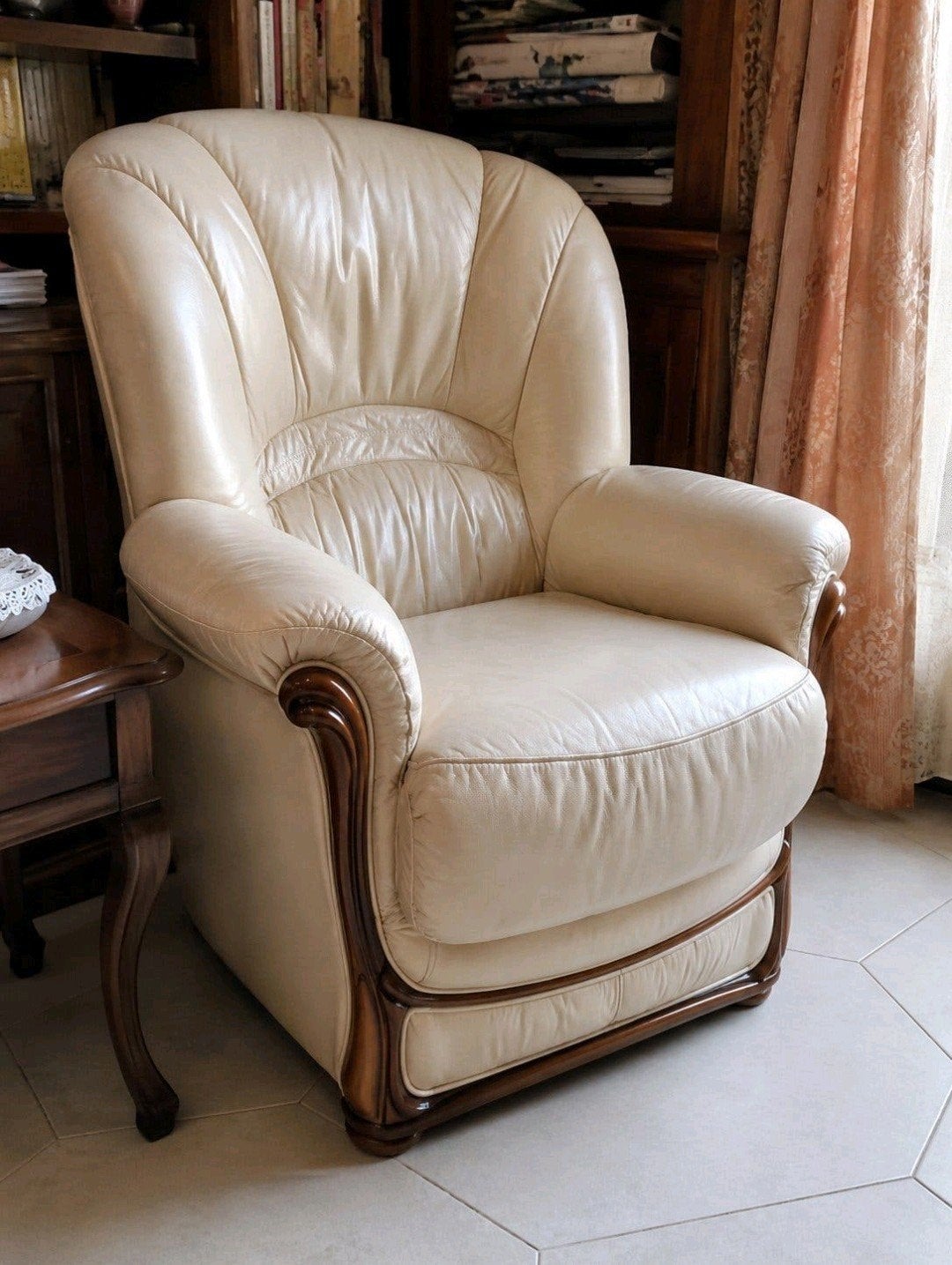 Fauteuil en cuir beige – Très bon état
Vends un fauteuil en, Ophalen, Hout