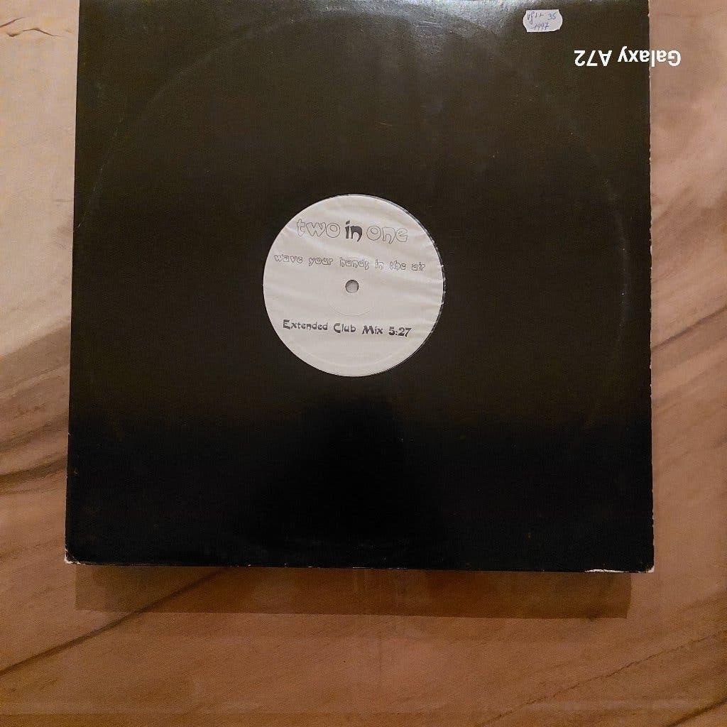 two in one wave your hands in the air 12 inch maxi, Cd's en Dvd's, Vinyl | Dance en House, Gebruikt, House, Ophalen of Verzenden