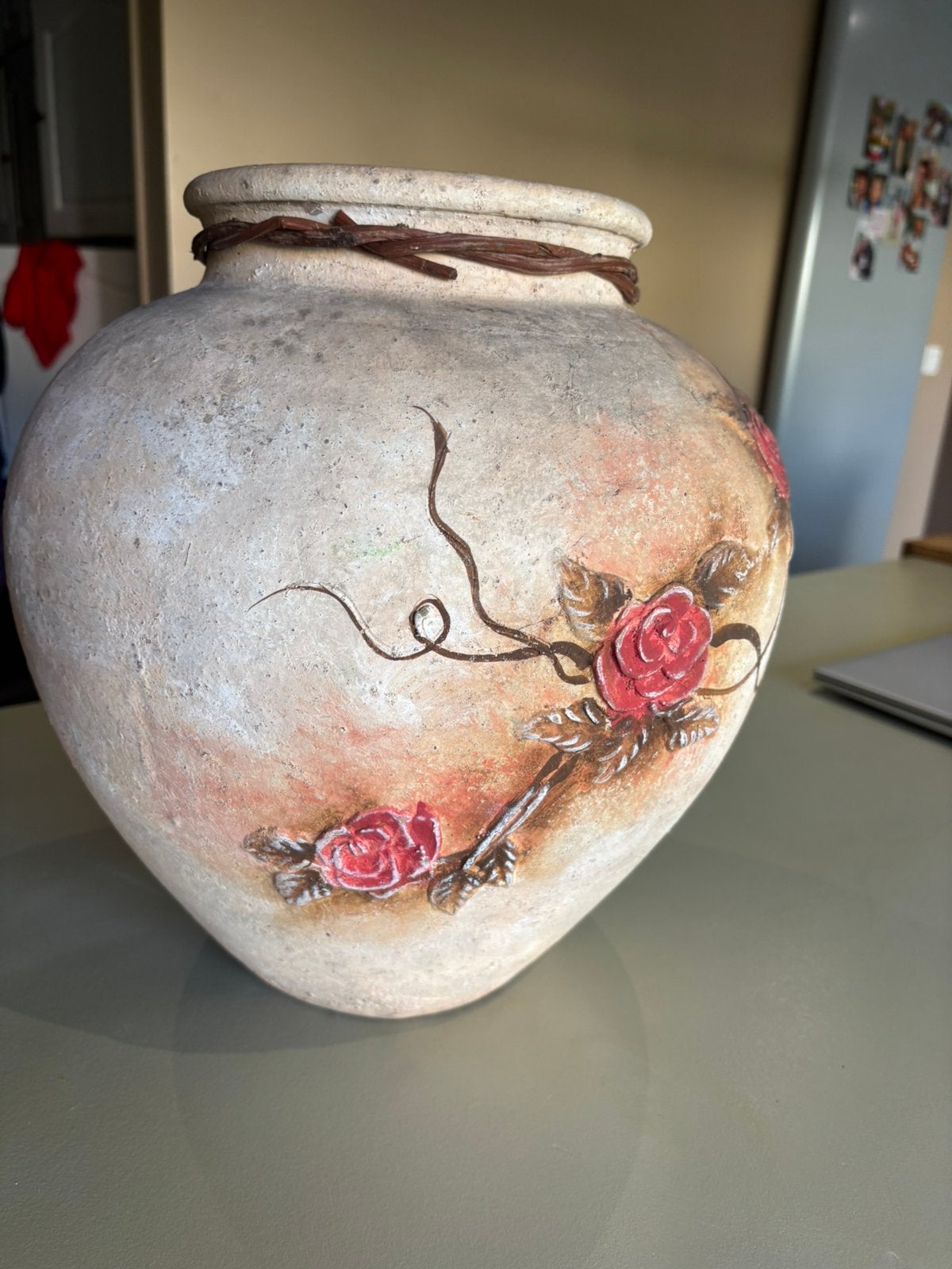 Vase poterie decor floral relief, Maison & Meubles, Enlèvement, Utilisé, Rose