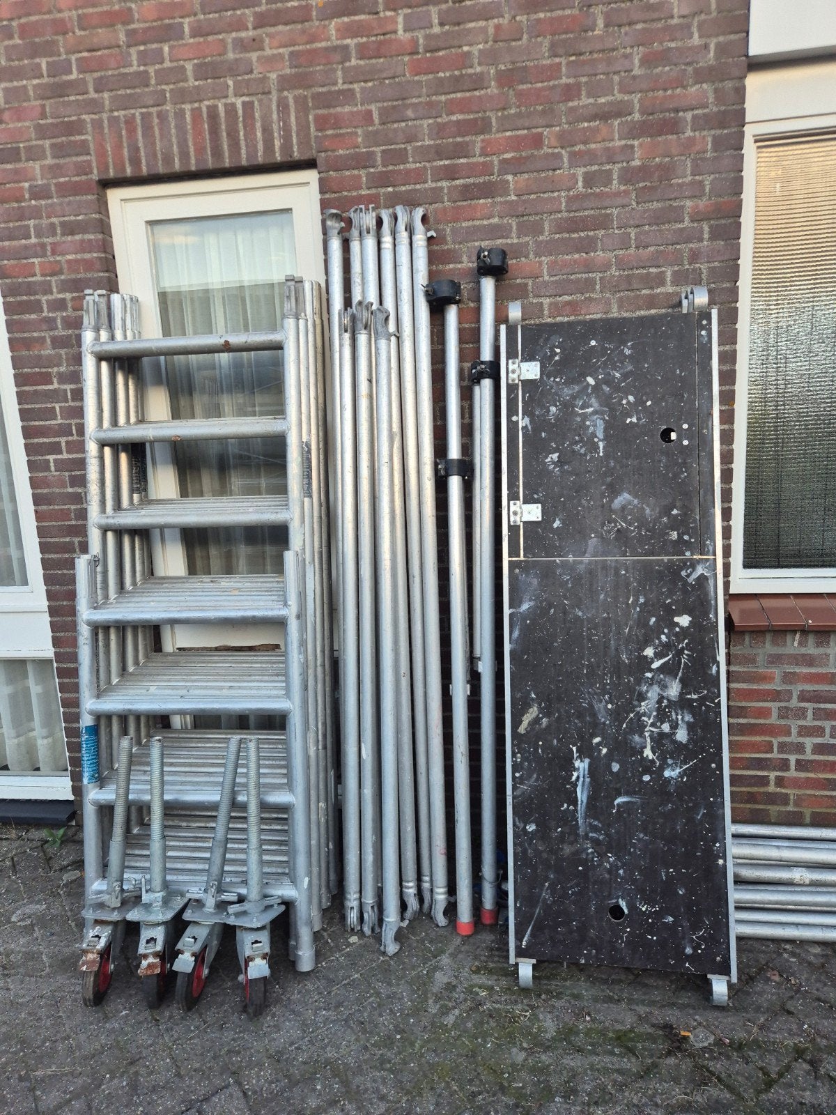 aluminium rolsteiger 0,75x1,9m wh 8,2m
afmeting 0,75x1,9 met, Ophalen, Gebruikt, Rolsteiger of Kamersteiger, 5 meter of hoger