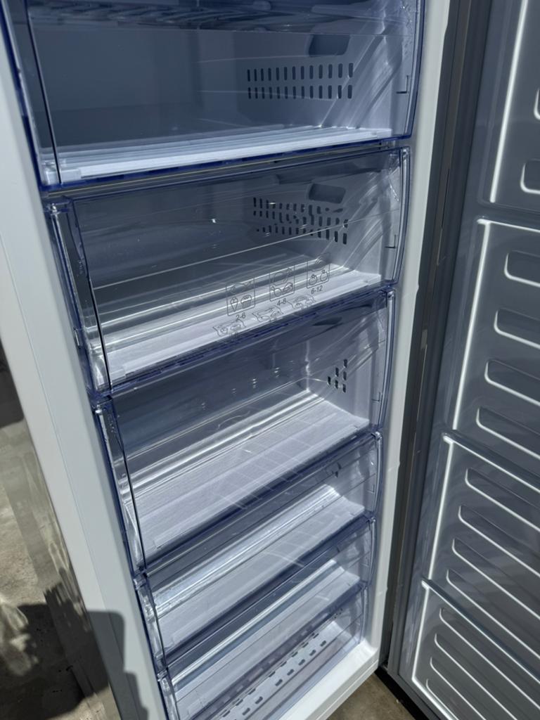 Diepvriezer Beko KFSA2443WN, Elektronische apparatuur, Ophalen, Zo goed als nieuw