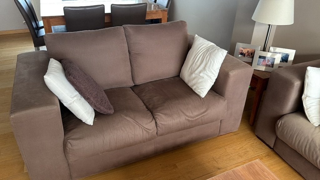 2 stoffen tweezit zetels kleur bruin, €90 per stuk, Ophalen, Gebruikt, 150 tot 200 cm, Tweepersoons