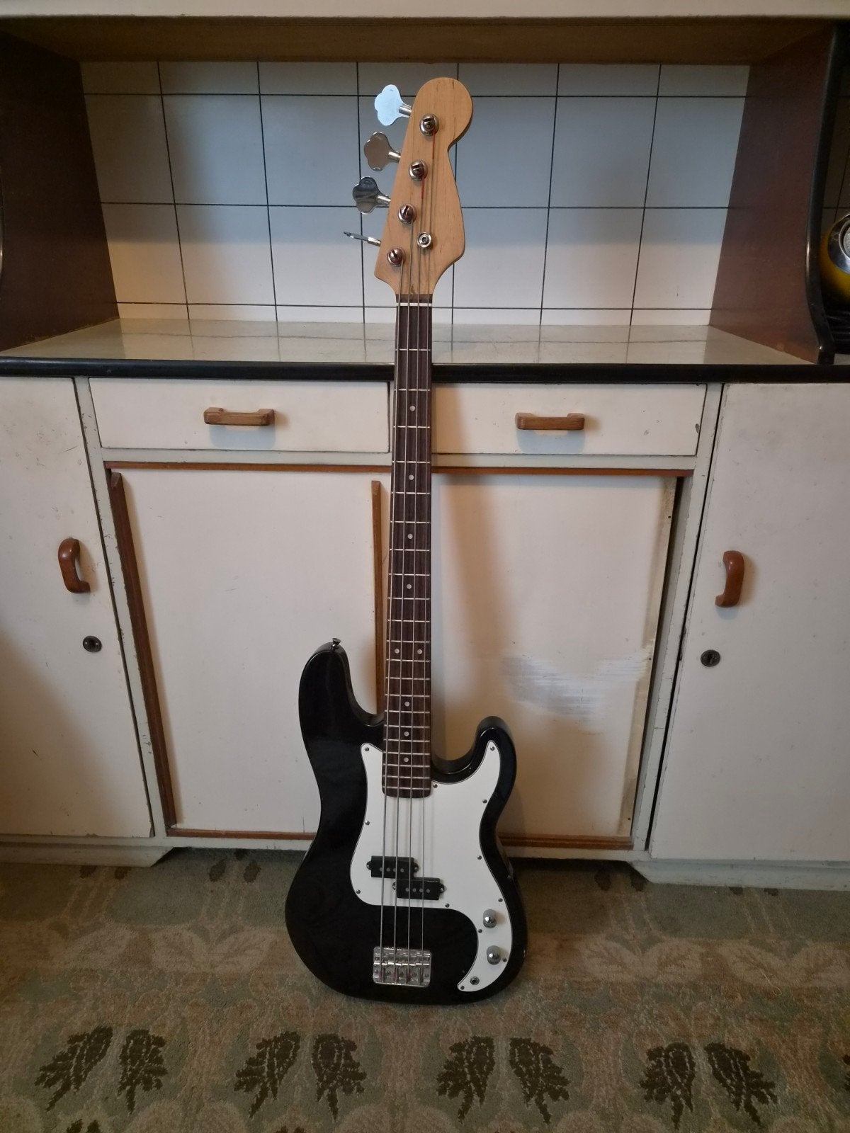 Precision Bass basgitaar, Ophalen