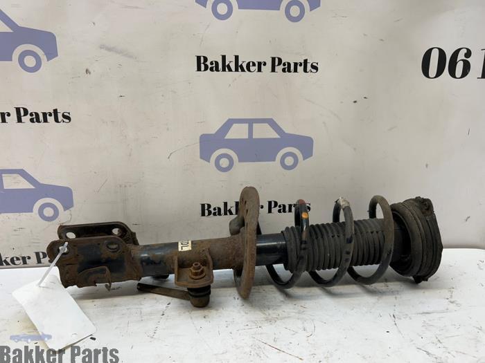 Schokdemperpoot links-voor van een Nissan Juke, Gebruikt, -, -, Ophalen of Verzenden