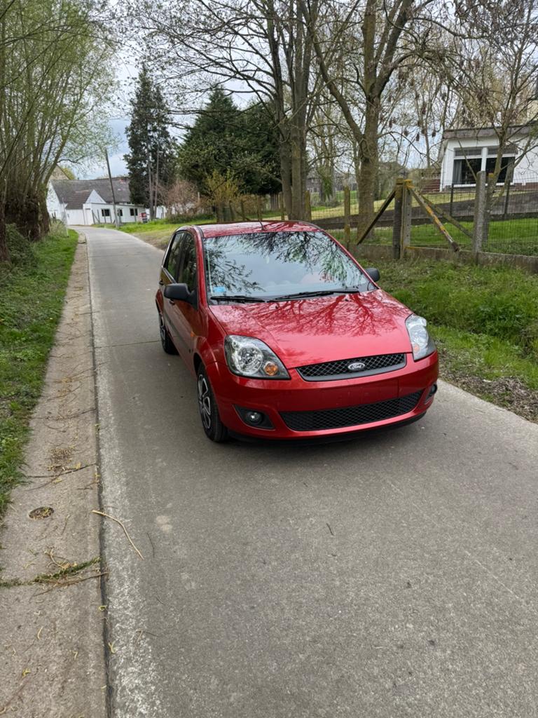 Ford fiesta 1.3 benzine euro4 bj2005 km33750 1j garantie, Emergency brake assist, Bedrijf, Handgeschakeld, 5 deurs