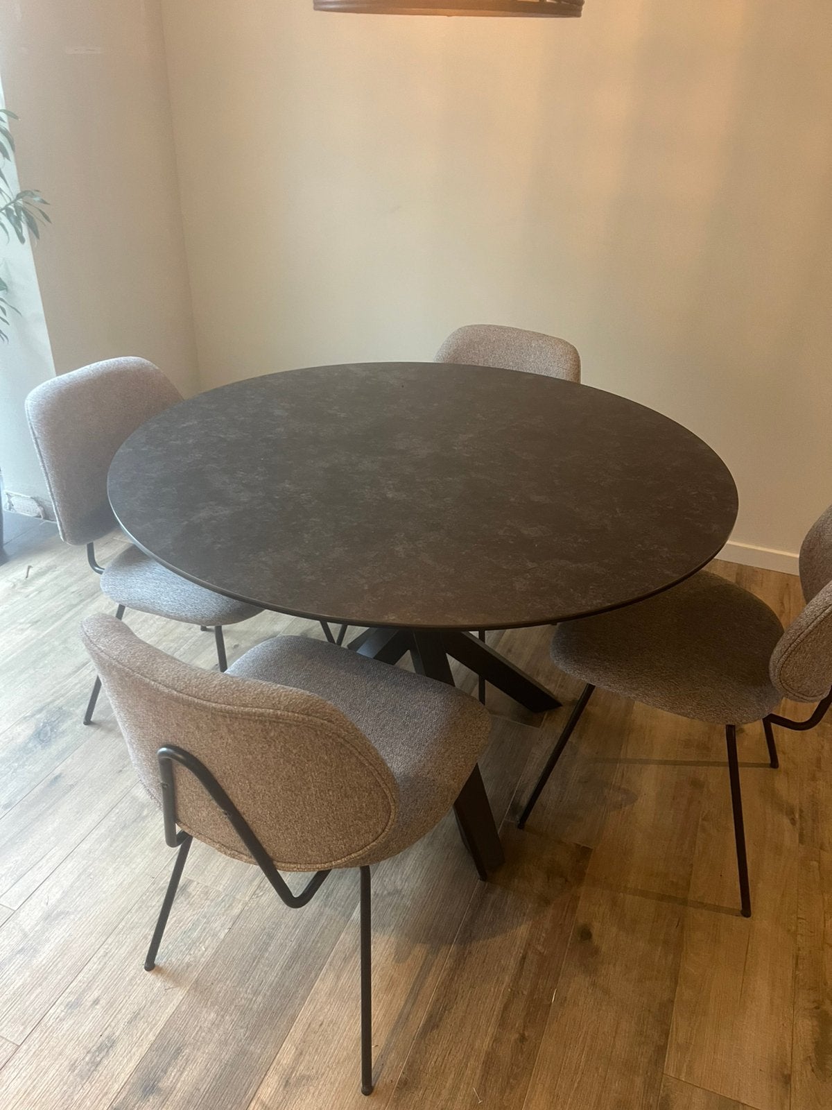 Eettafel met 4 stoelen, Ophalen, Kunststof, Rond, Zo goed als nieuw