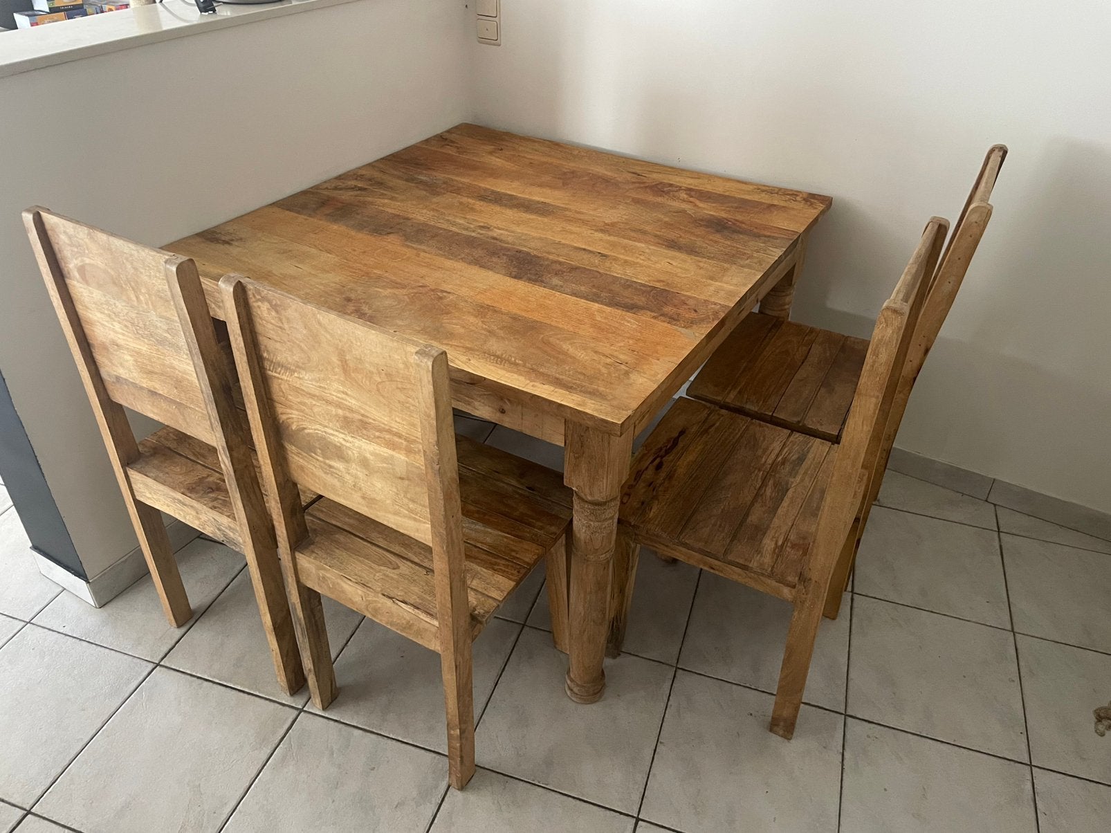 Massief mangohouten eetplaats (114cm x 114cm) + 4 stoelen, Huis en Inrichting, Complete eetkamers, Gebruikt, 4 tot 6 stoelen, Ophalen