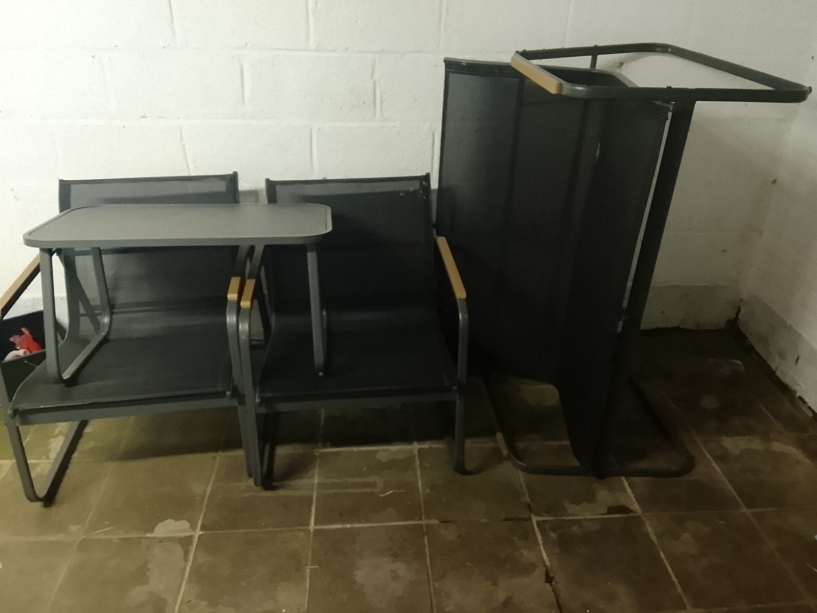 Siège plus table pour jardin