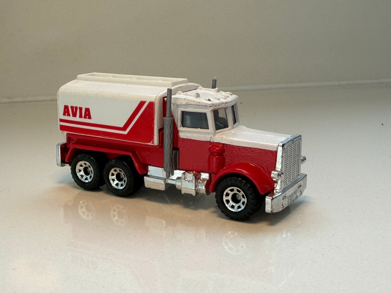 Matchbox Peterbilt-vrachtwagen in rood en wit, Enlèvement ou Envoi, Comme neuf, Matchbox
