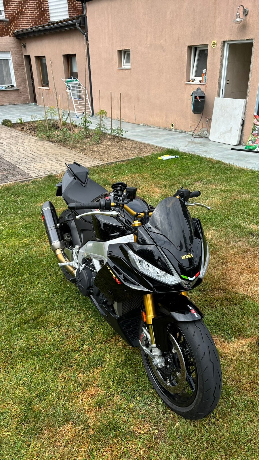 Aprilia Tuono v4 FACTORY - TITANIUM AKRA, Motoren, 1077 cc, Occasion, 4 cilinders, Motorrijbewijs A
