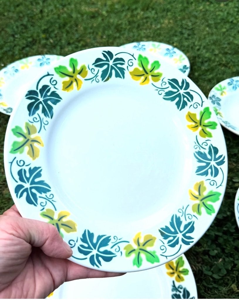 Assiettes vintage en forme de sarreguemines, Antiquités & Art, Enlèvement ou Envoi