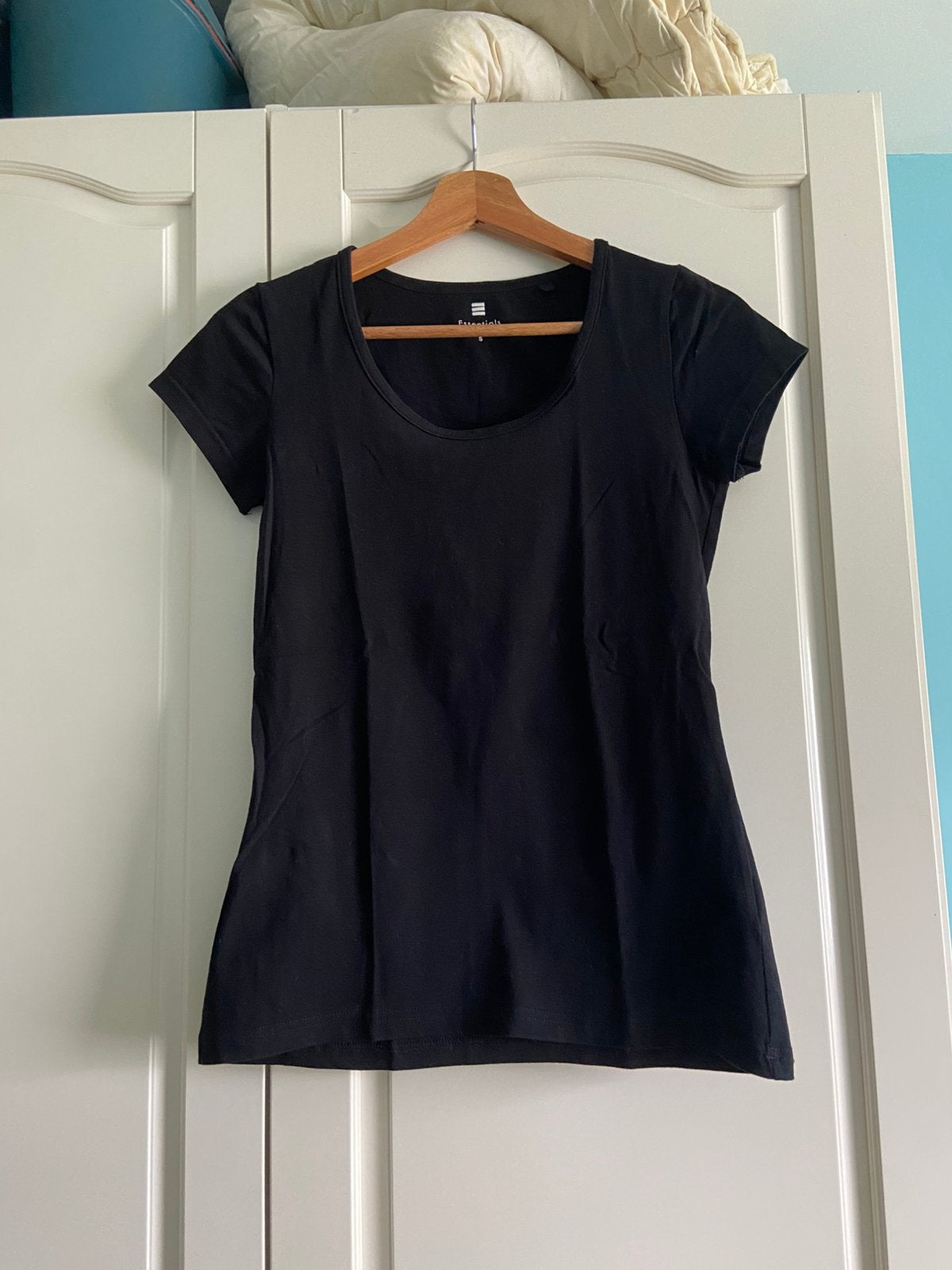 T-shirt noir col rond taille S/36 Essentials, Manches courtes, Taille 36 (S), Comme neuf, Noir