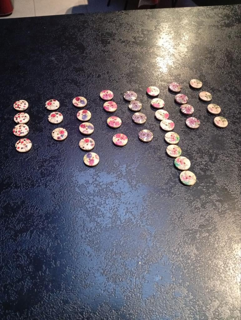 Lot de 36 boutons décor floral