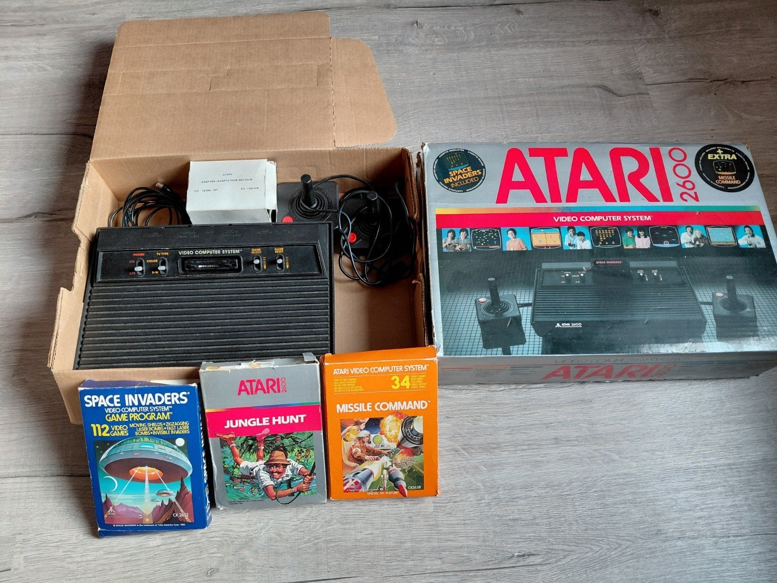 ATARI 2600  weet wel niet of hij werkt of niet, Games en Spelcomputers, Ophalen, Met 2 controllers, Atari 2600, Gebruikt