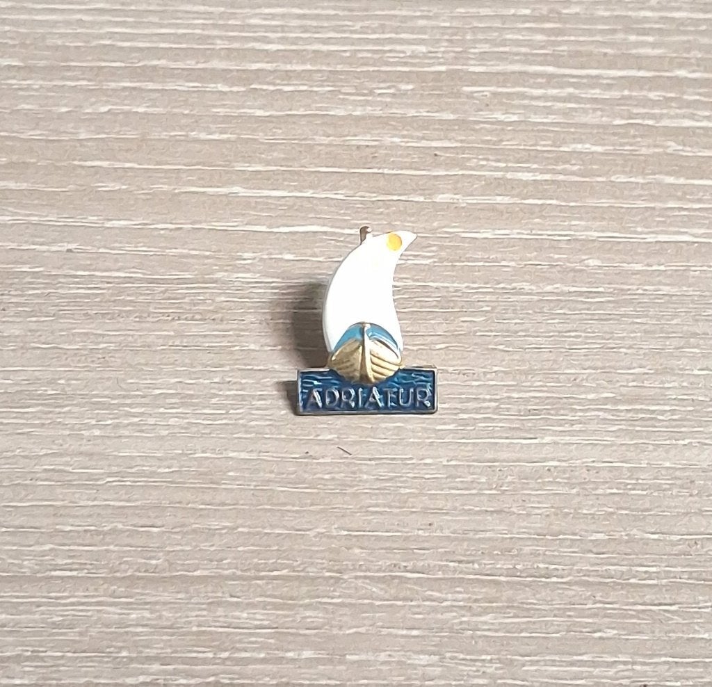 PIN - ADRIATUR - ZEILBOOT - VOILIER, Envoi, Utilisé, Transport, Insigne ou Pin's