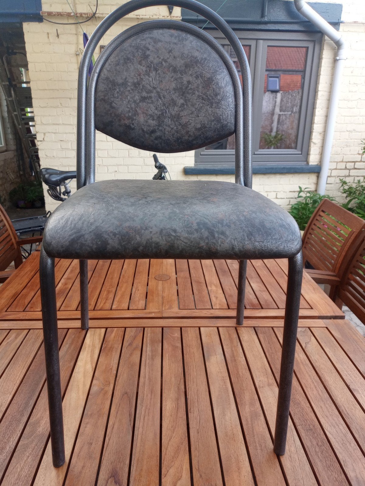 Twee stoelen modern in goede staat, Ophalen