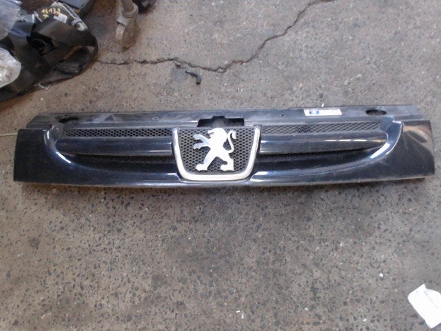 Calandre Peugeot Partner 1 2002 LP/15718, Ophalen, Gebruikt, Voor, Peugeot