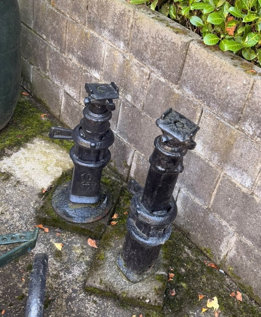 2 oude mijnbouwkrikken zware metalen hefvijzels, Ophalen