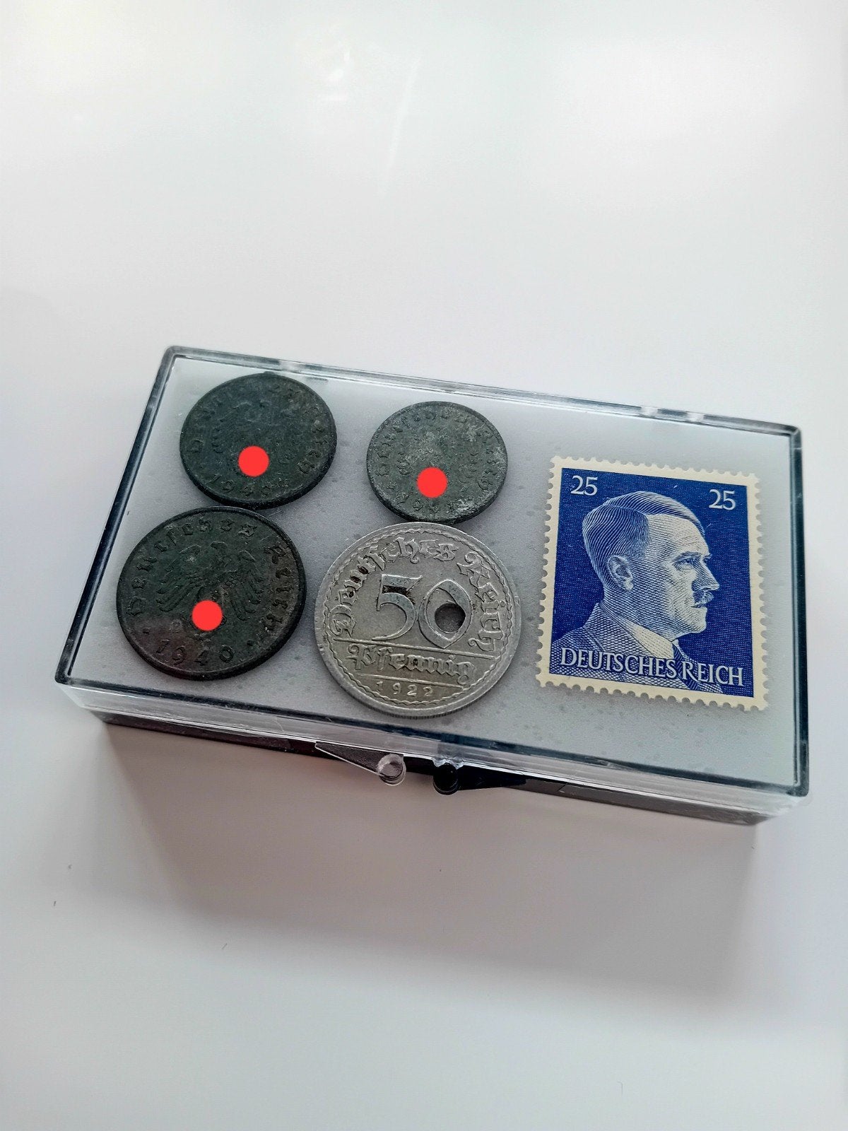 WO2 Setje 4 Munten + Hitler Postzegel in Bewaardoosje, Ophalen of Verzenden, Landmacht, Overige typen