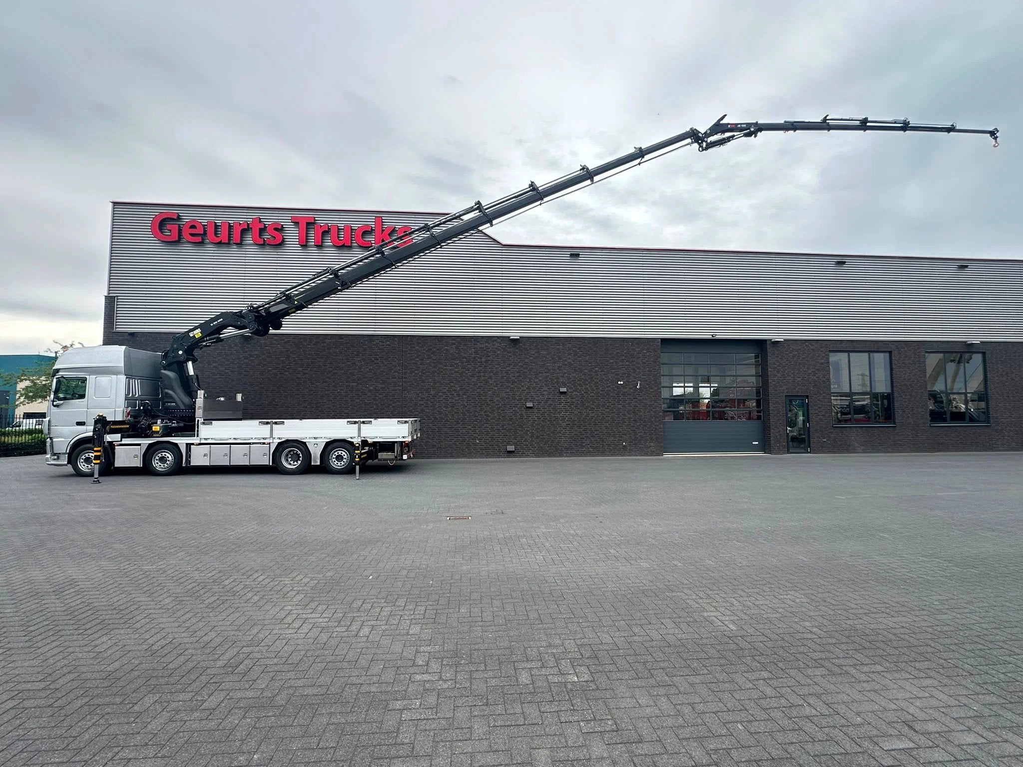 DAF XF 530 8X2+HIAB 1055E-8+JIB 150X-6 KRAAN/KRAN/CRANE.GRUA, Auto's, Automaat, Leder, DAF, Zilver of Grijs
