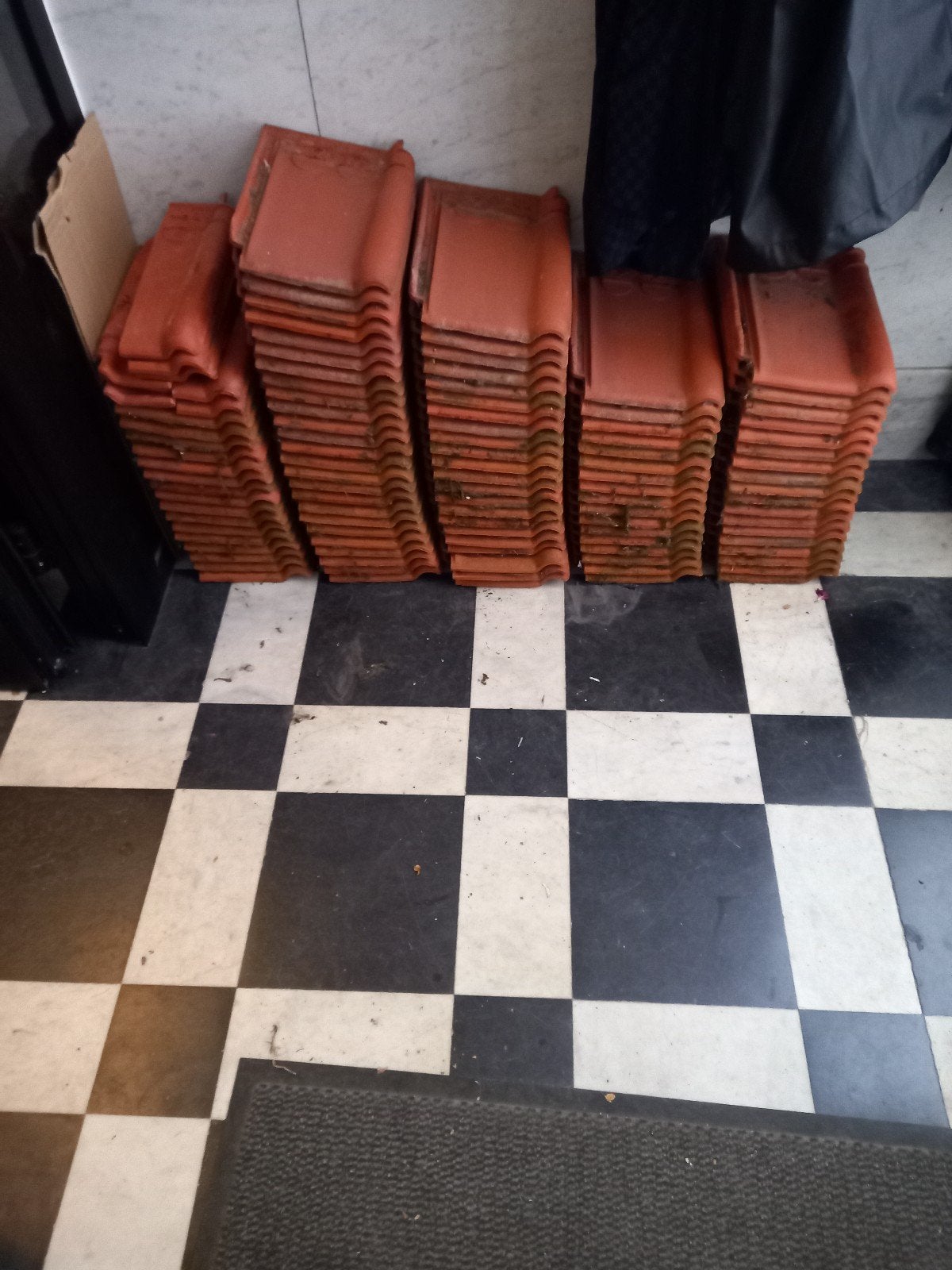 100 dakpannen, Ophalen, Dakpannen