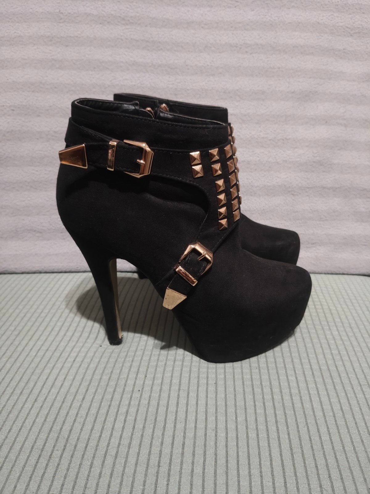 Hoge faux suede zwarte hakken met gouden studs maat 38, Kleding | Dames, Zwart, Lage of Enkellaarzen, Ophalen of Verzenden, Gedragen