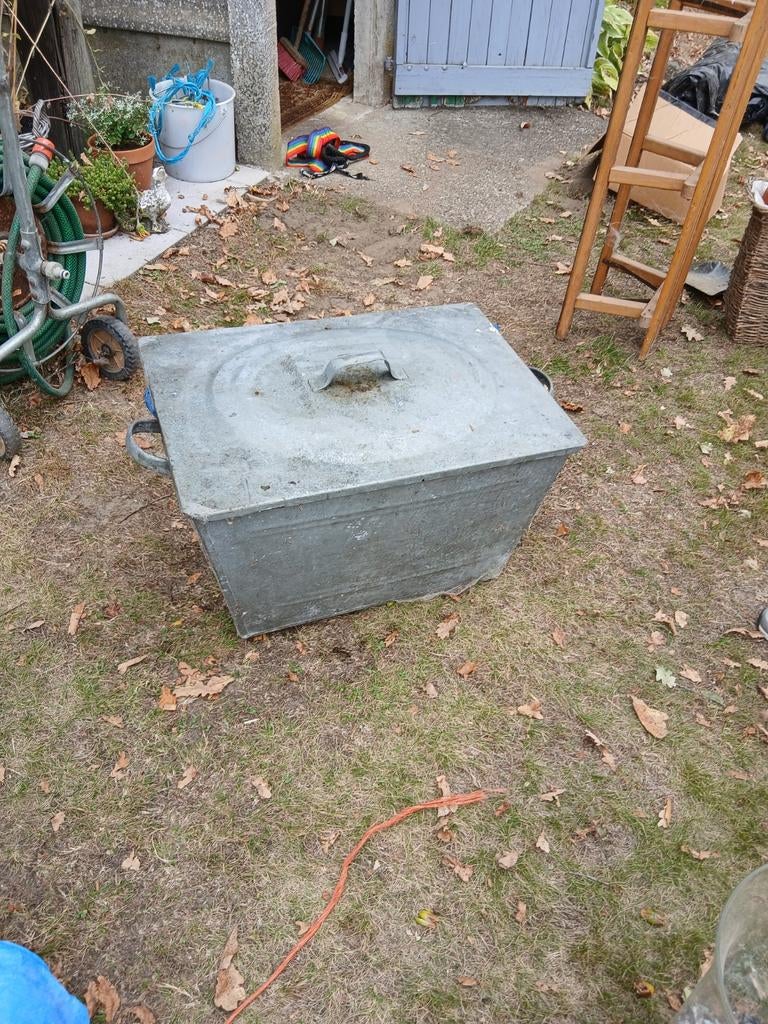 Zinken bak met deksel, Ophalen