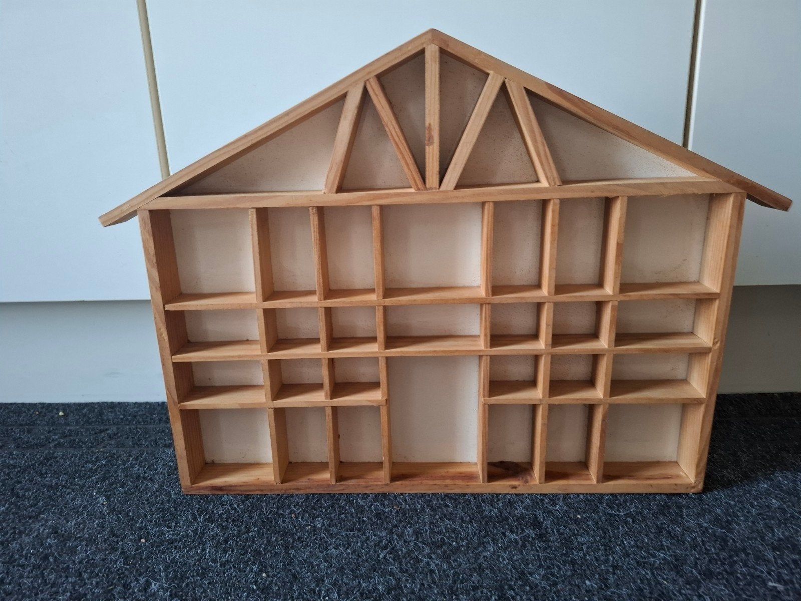 Vintage houten huisje met 34 vakjes voor mini figuurtjes, Vintage, Enlèvement ou Envoi