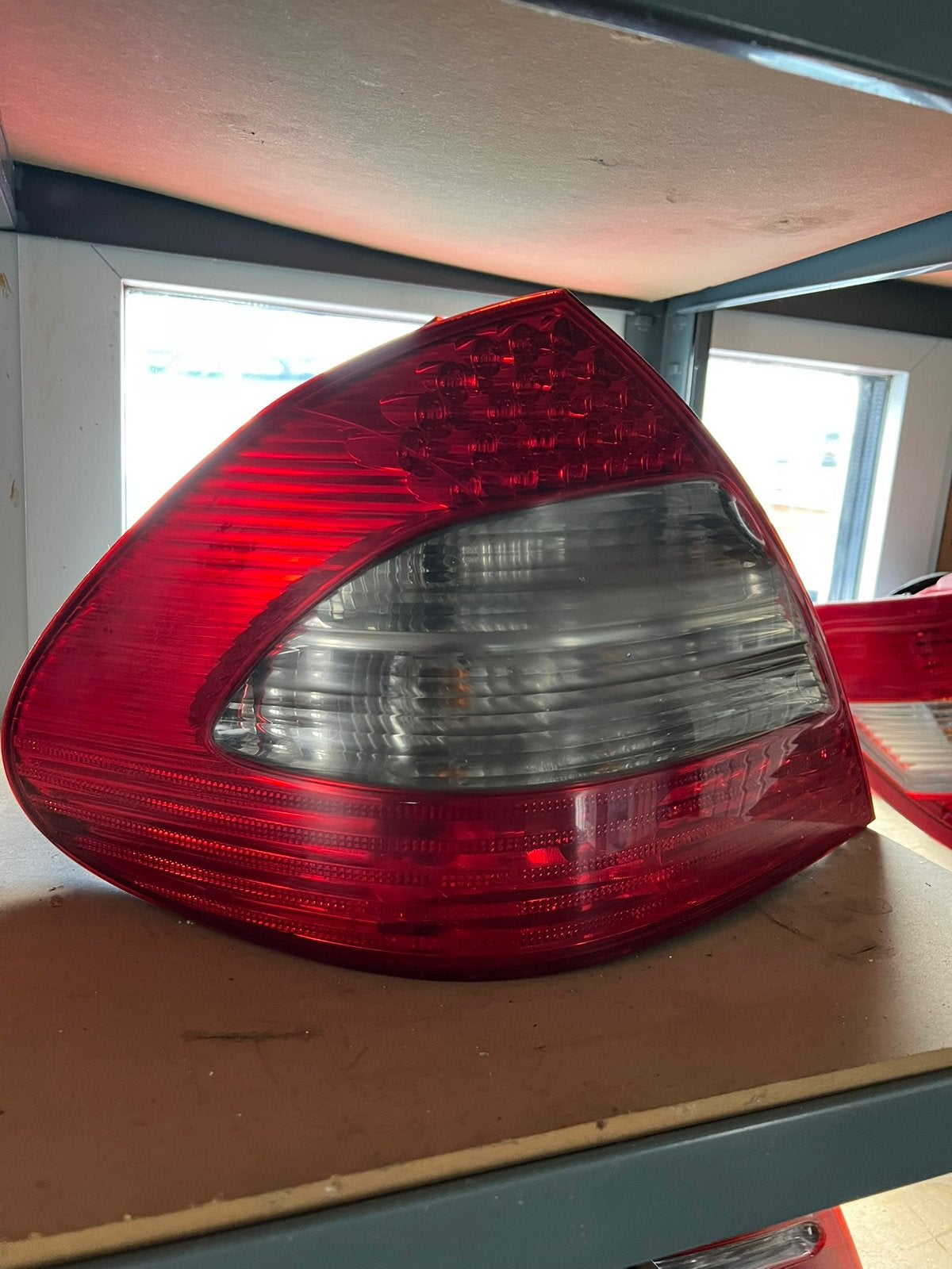 Mercedes w211 phare arrière, Ophalen