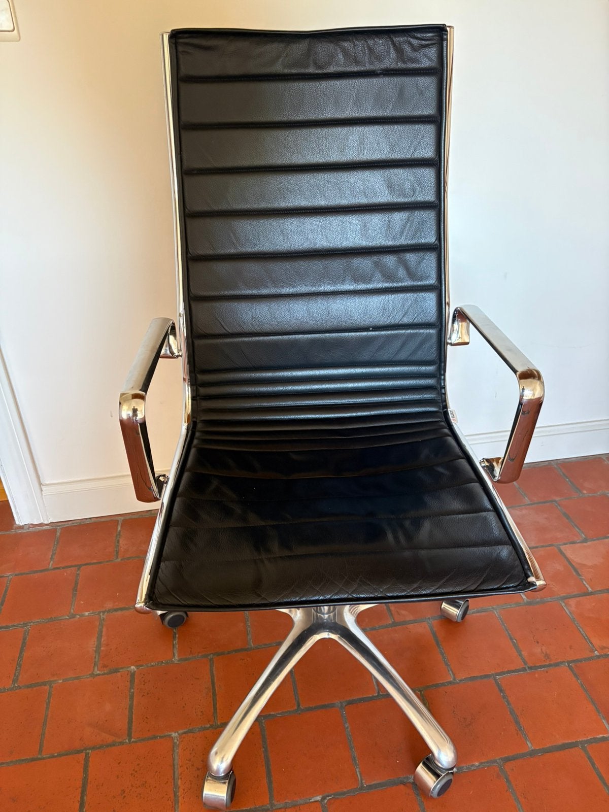 Título FR  Fauteuil de bureau design style Eames noir chrome, Maison & Meubles, Chaises de bureau, Utilisé, Chaise de bureau, Noir