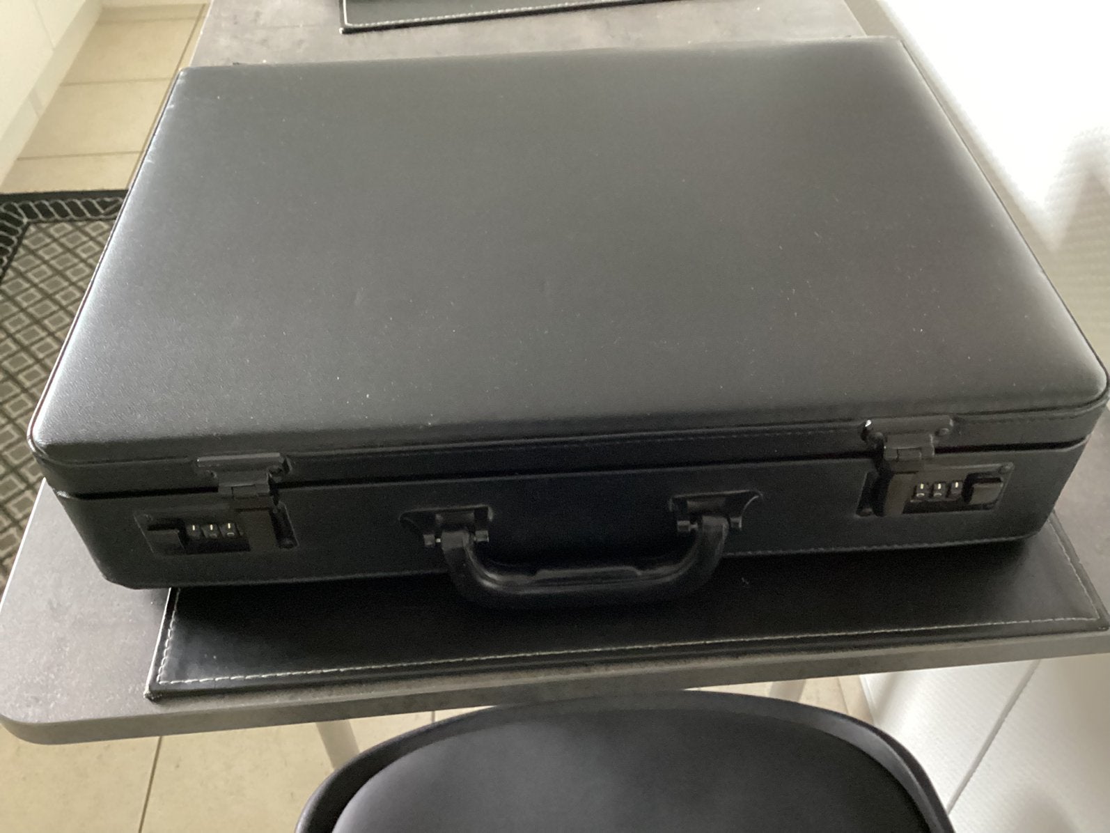 Lederen koffertje, Ophalen, Gebruikt, Slot, 35 tot 45 cm