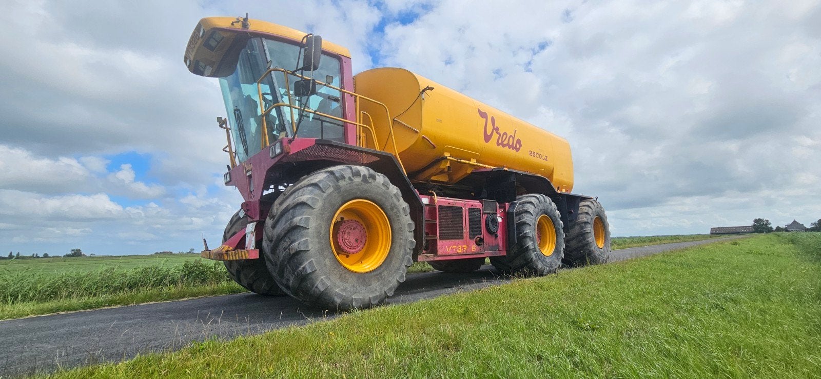 Vredo vt 3326 met tank oplegger, Ophalen