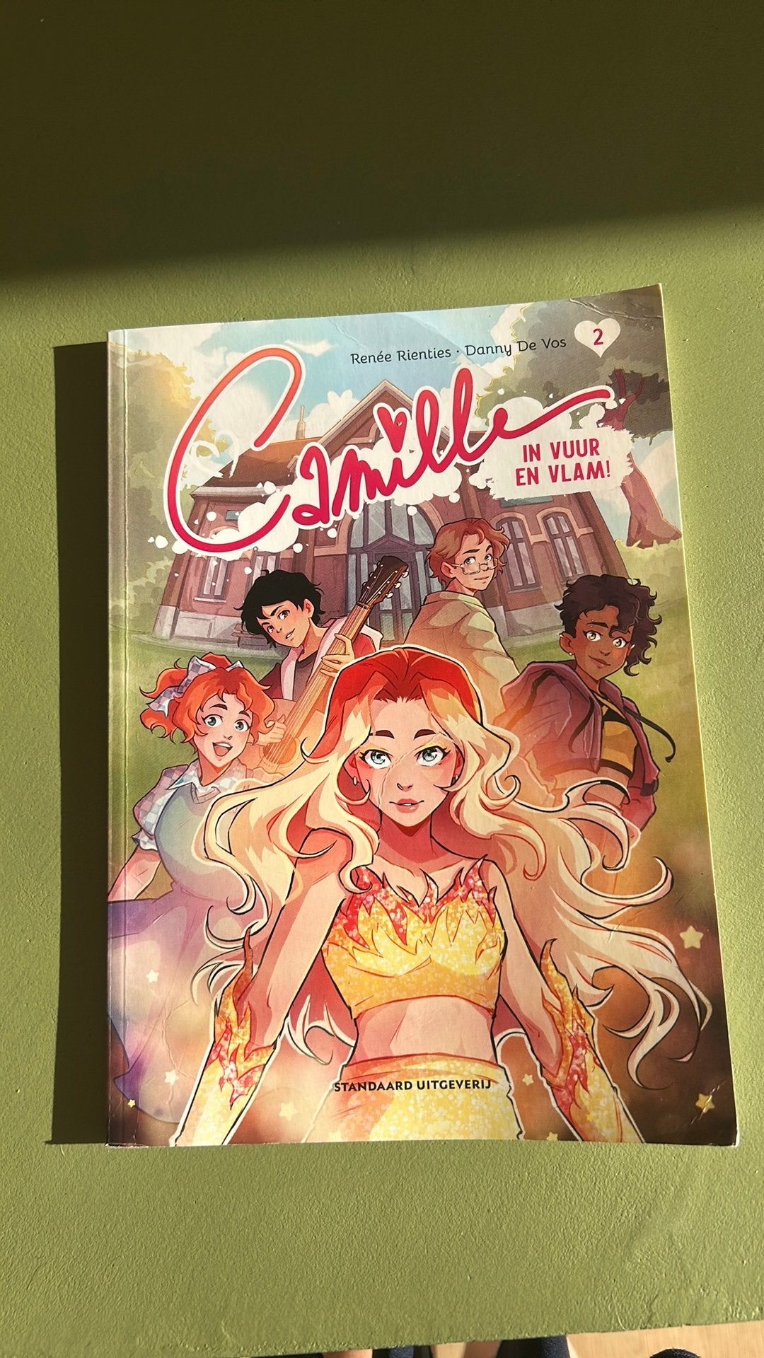 Boek camille dhont in vuur en vlam, Ophalen, Zo goed als nieuw