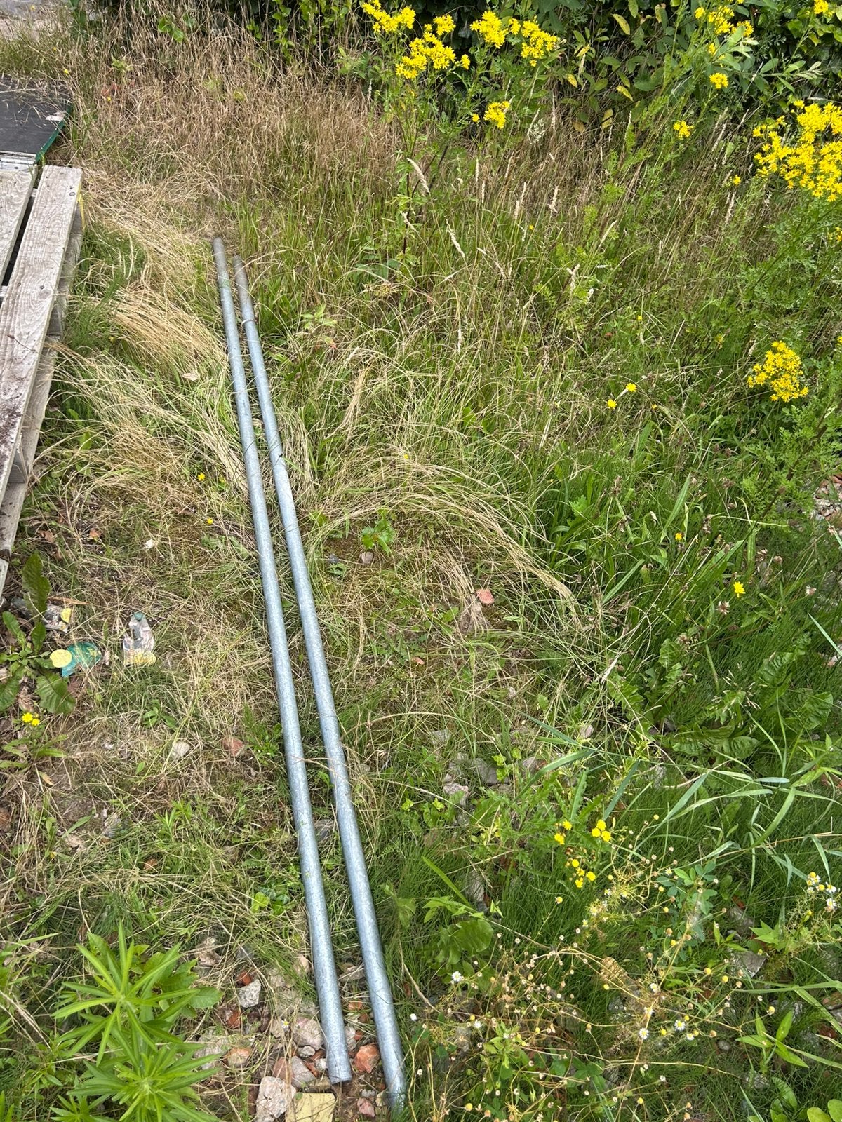 Gratis - 2x metalen buizen 230cm, ideaal voor omheinigen, Ophalen, Zo goed als nieuw