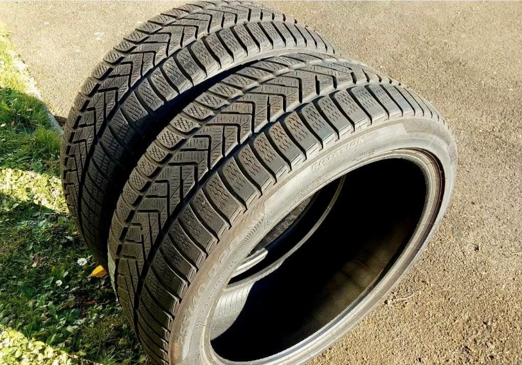 2 bons pneus hiver Pirelli 255/40-20, Pneus hiver, 255 mm, Pneu(s), Enlèvement