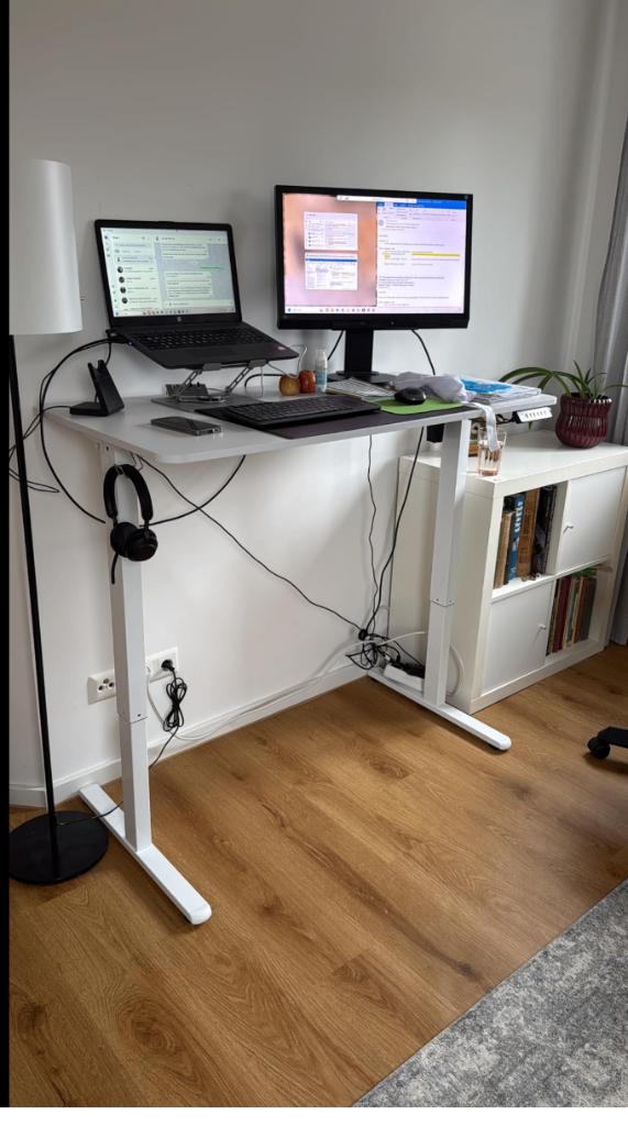 Elektrische zit-sta bureaus  stopzetting bedrijf 3 maand oud, Huis en Inrichting, Hout, Ophalen of Verzenden, Zo goed als nieuw