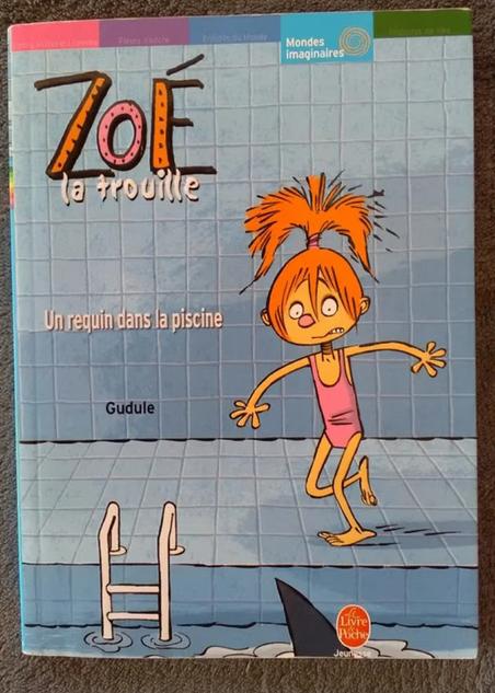 "Zoé La Trouille Tome 2 - Un requin dans la piscine" Gudule, Livres, Enlèvement ou Envoi, Fiction général, Comme neuf, Gudule