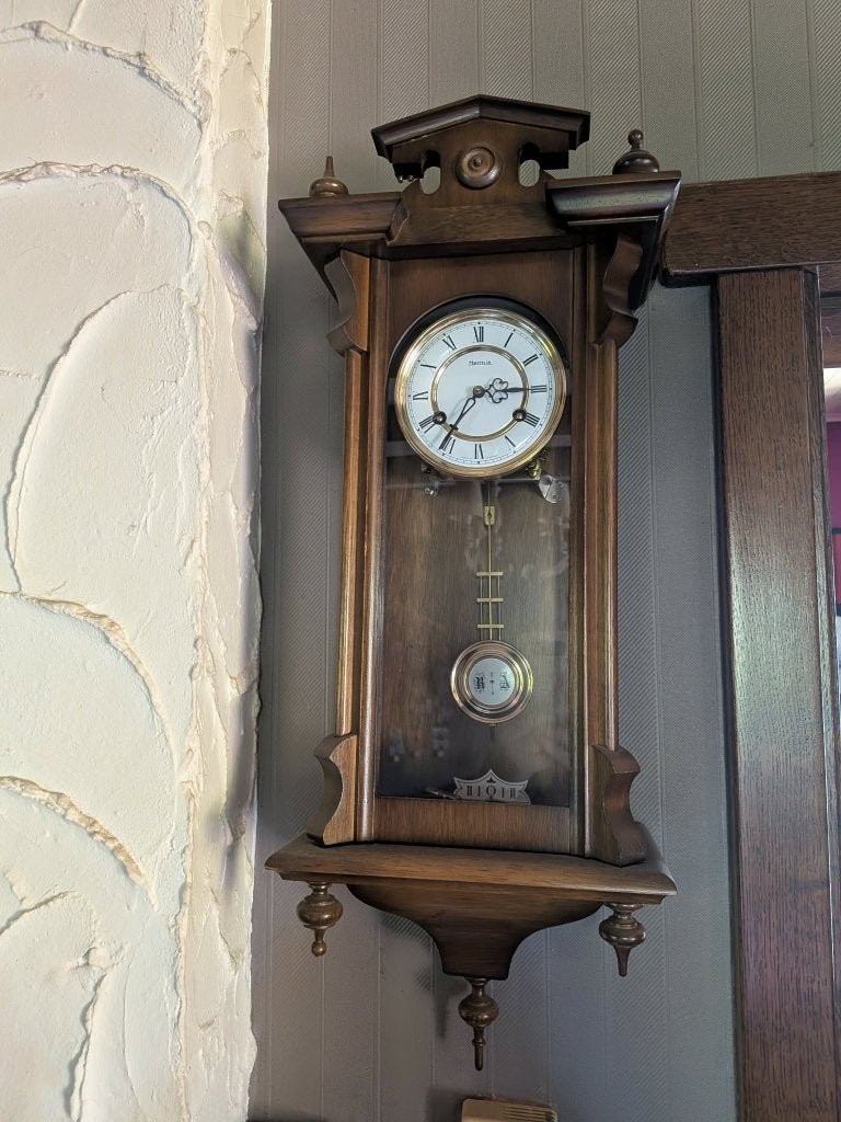 Horloge murale à balancier Hermle (type régulateur) en bois, Enlèvement