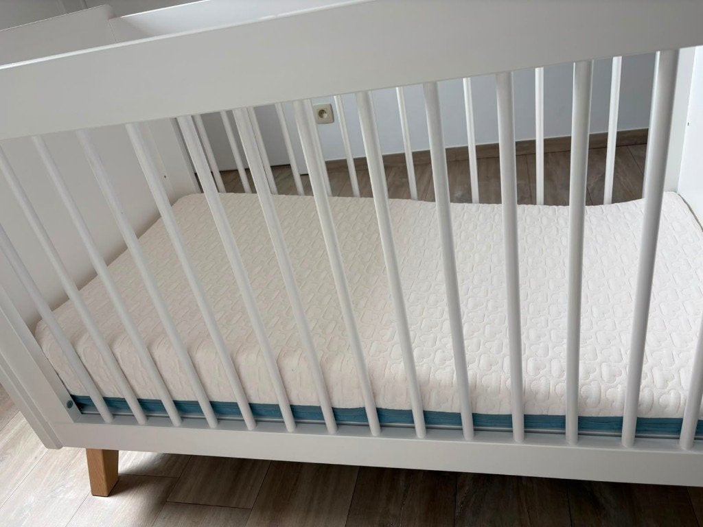 Bopita Fenna babybed 60x120 + AeroSleep matras, Ophalen, Zo goed als nieuw, Ledikant