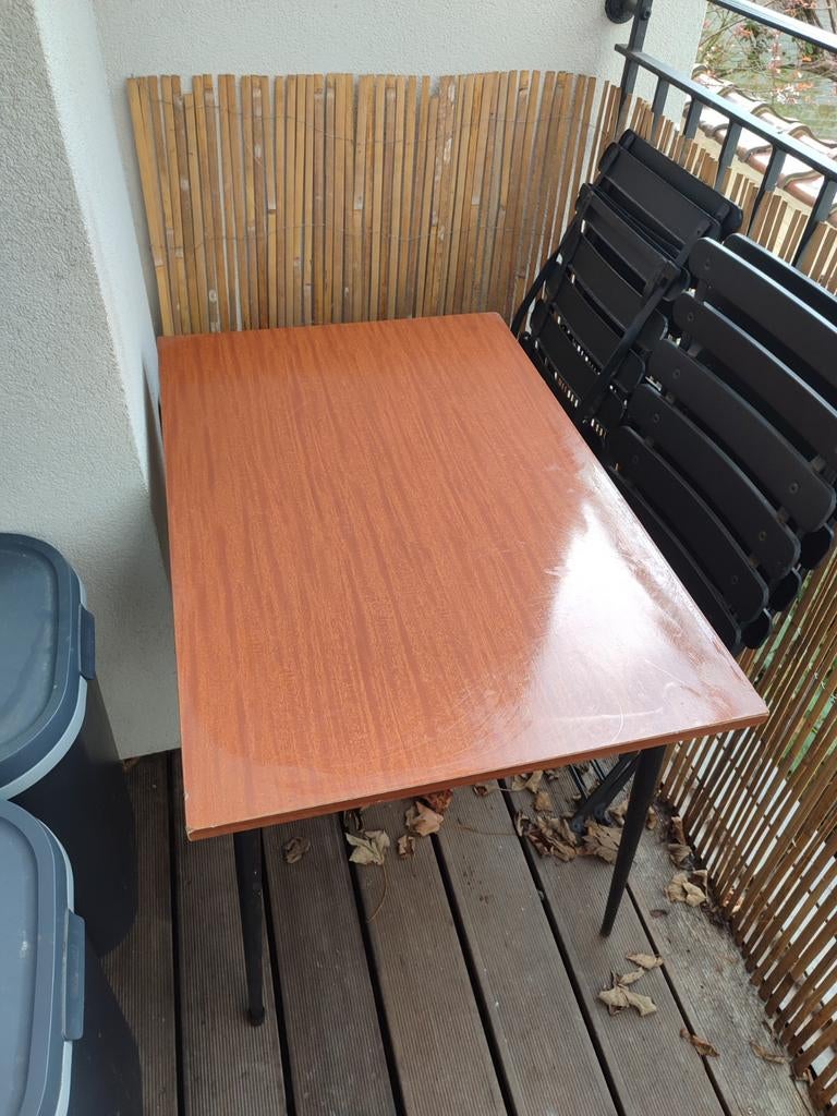 Table en formica. Prix a débattre., Enlèvement