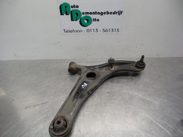 Bras de suspension avant droit d'un Toyota Yaris (Yaris 1 00, -, 3 mois de garantie, Toyota, Utilisé