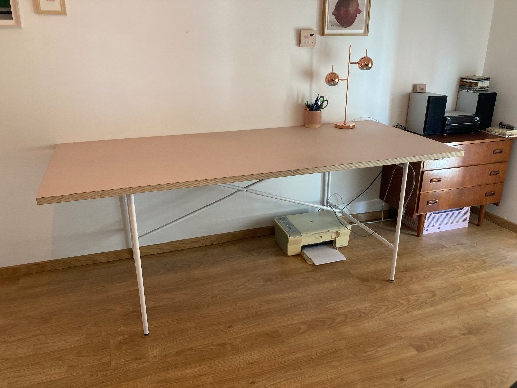 Bureau/tafel Faust Linoleum (roze/wit onderstel), Huis en Inrichting, Bureaus, Ophalen, Demontabel, Gebruikt, Scandinavisch