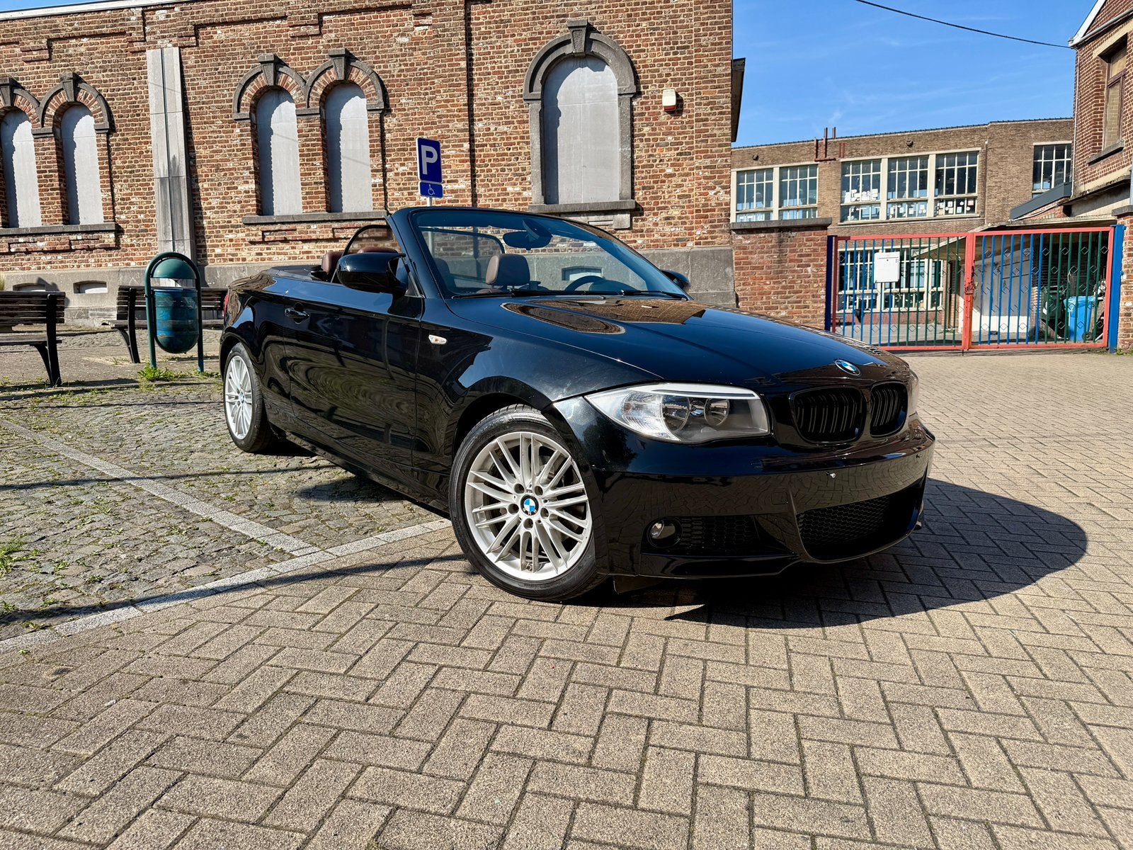 BMW 118da Cabriolet e88 kit M Automaat, Auto's, 1995 cc, 4 cilinders, Cabriolet, Zwart